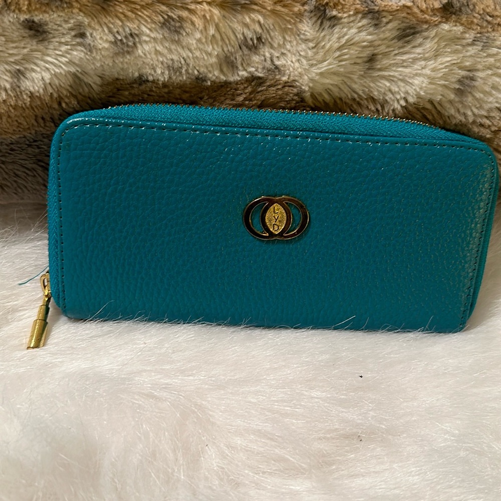 Wallet, turquoise. NEVER USED. No Brand tag.